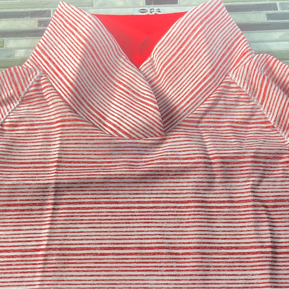 Woman’s Under Armour loose Fit L/S Shirt Size M